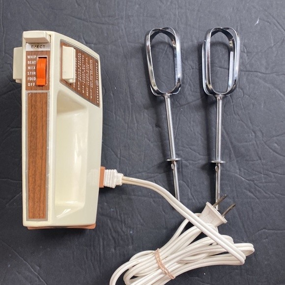 General Electric Vintage Yellow Hand Mixer D1-M22 Works Made in USA - Picture 2 of 7